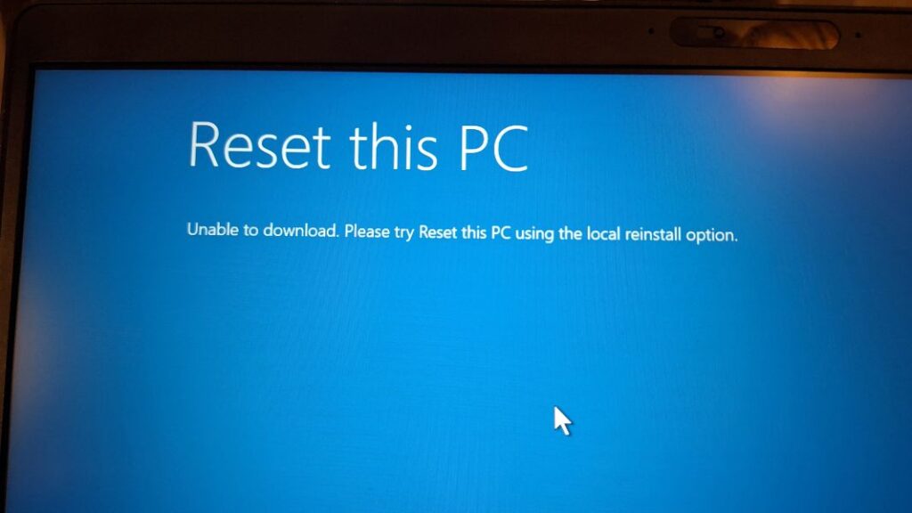 Ein blauer Bildschirm, auf dem der Schriftzug "Reset this PC" zu lesen ist
